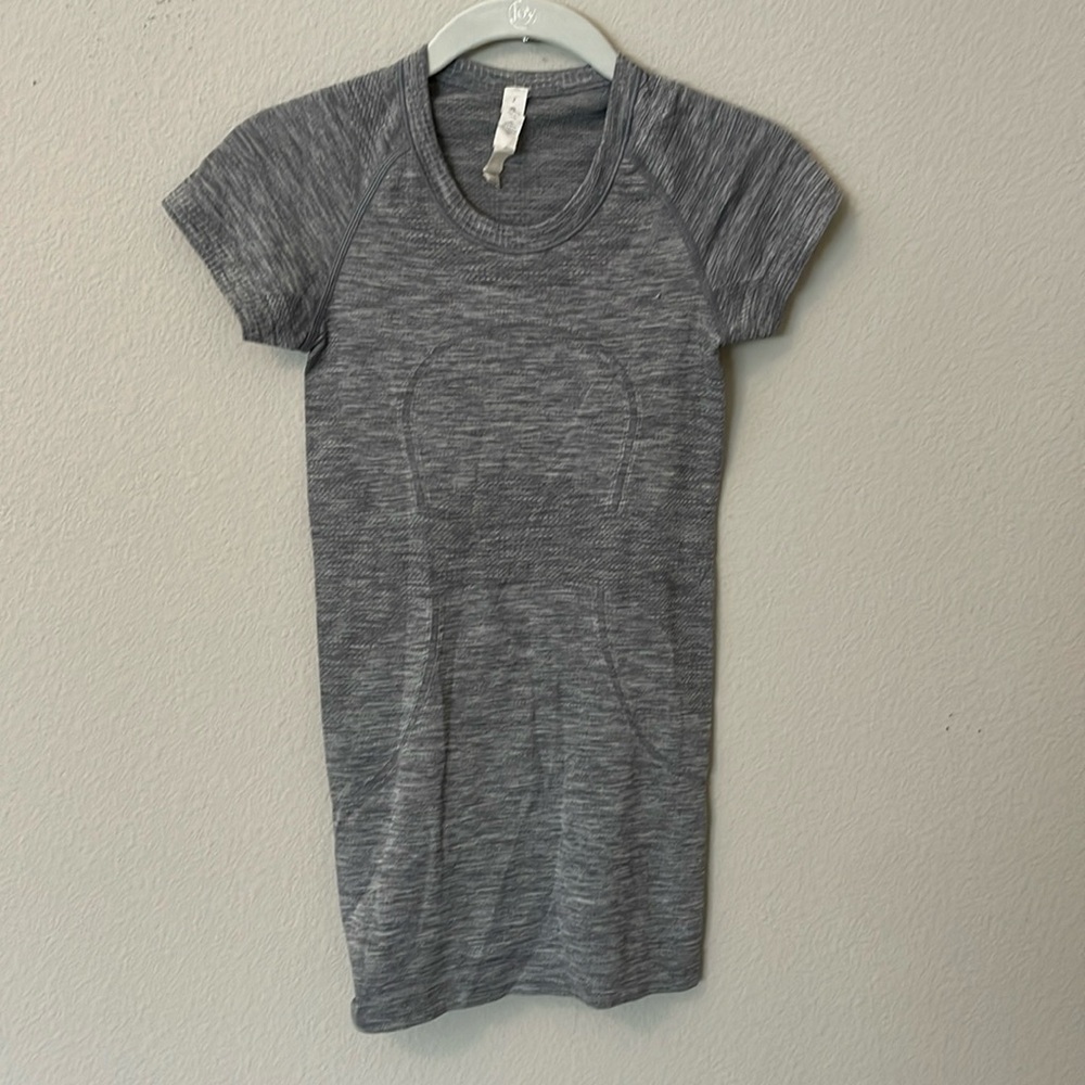 Lululemon Women’s Top, Size 2, Color Gray